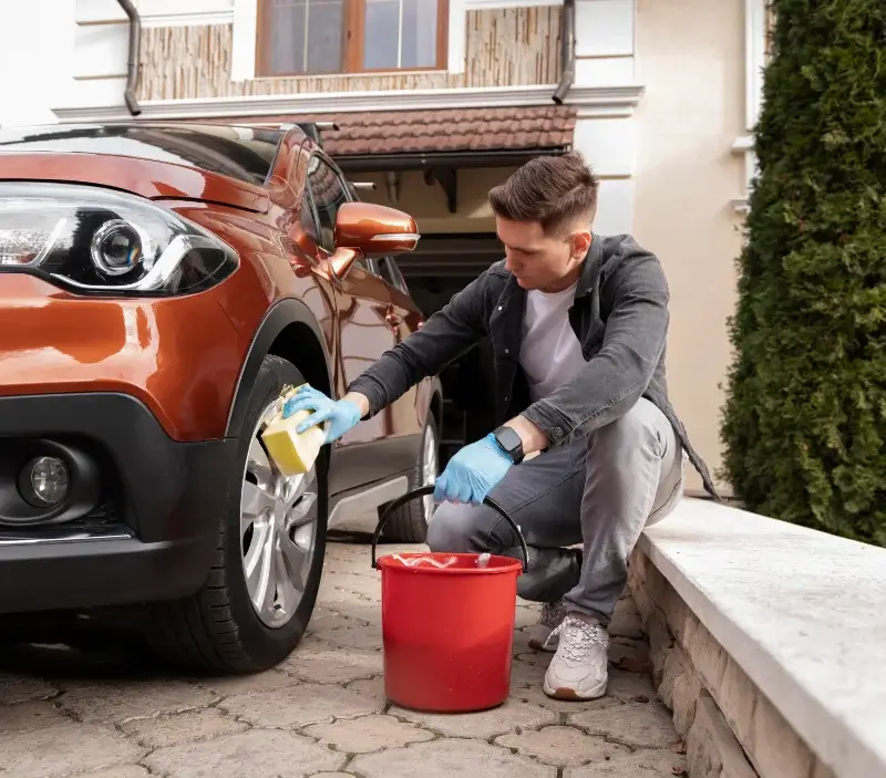 Lavage auto à domicile Condé-sur-Vire : professionnel intervenant sur un véhicule